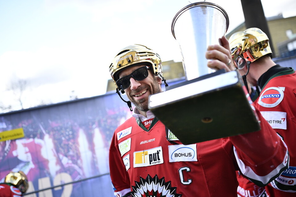 Frölundas Joel Lundqvist hyllas på scen vid Götaplatsen efter SM-segern i ishockey. Arkivbild.