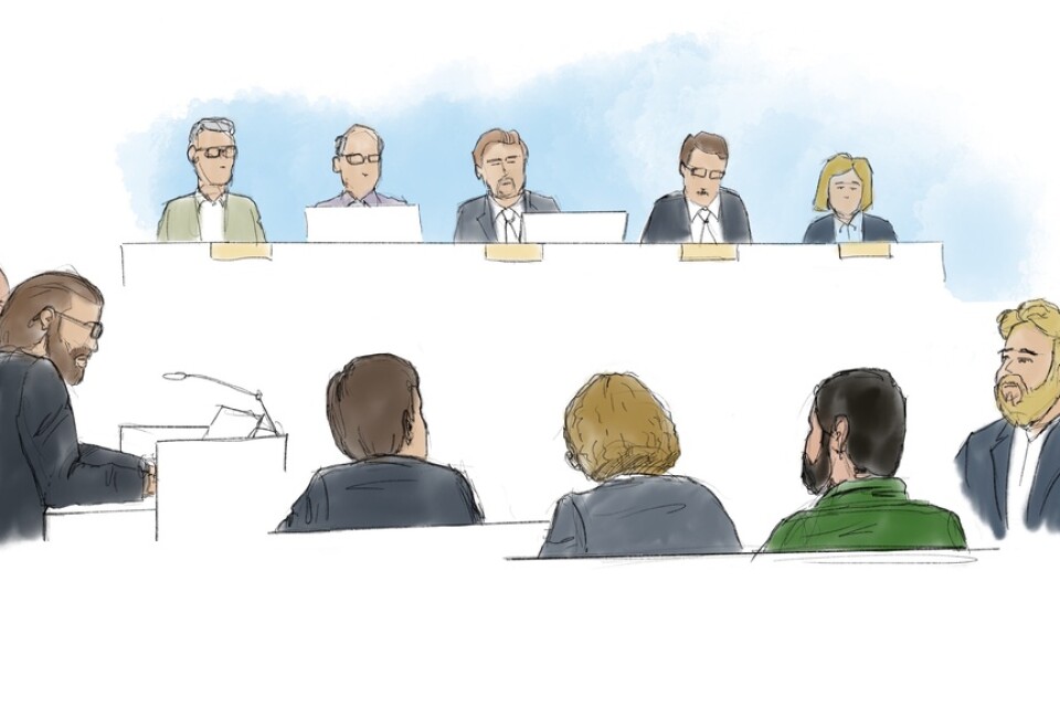 Teckning från måndagens förhandling i rättegången mot de spionmisstänkta bröderna. Den äldre brodern bakom sin advokat Anton Strand längst till vänster, den yngre brodern i grönt bredvid sin advokat Björn Sandin. Åklagare Mats Ljungqvist längst till höger.
