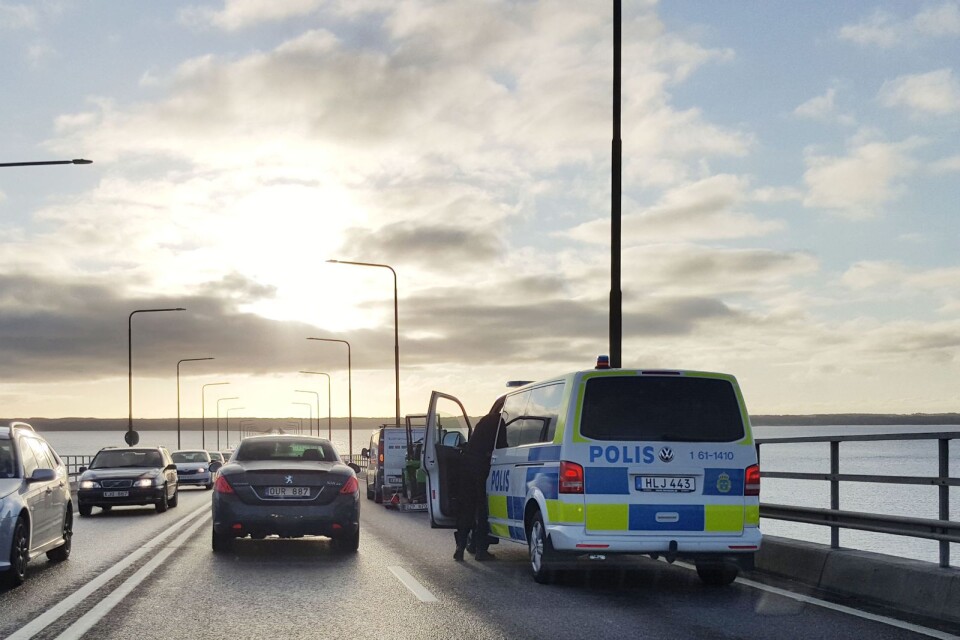Vid en olycka på Ölandsbron tappade en lastbil sin containerlast, nu döms chauffören för vårdslöshet i trafik samt vållande till kroppsskada.