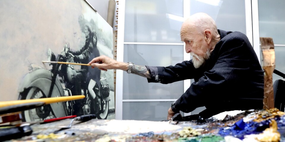 John-E Franzén, 79, målar och tecknar varje dag. Här ses han i ateljén i arbete med en ny stor målning med ett fotografi på konstnären med hustrun Ulrika under en motorcykelfärd i början av 1960-talet som förlaga.