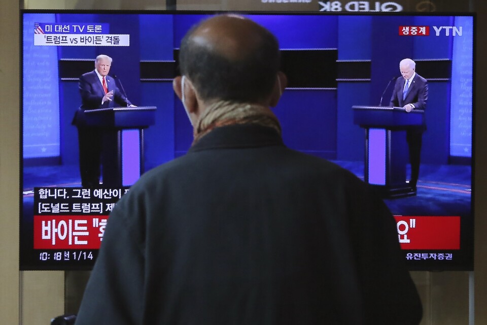 En man i Seoul, Sydkorea, tittar på tv-sändningen från USA.