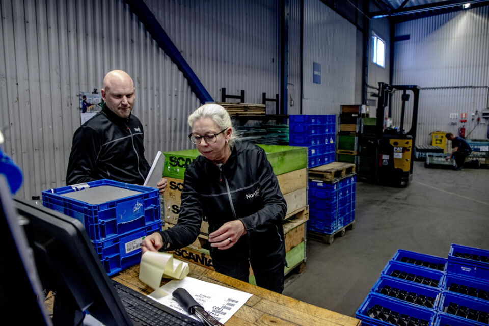 Annelie Fridh och produktionsledaren Robert Häll på Nordiq i Habo lägger nygjorda konsoler till tunga fordon på fabrikens eget lager. Att fordonsfabrikerna så snabbt stängde helt blev en överraskning. "Man förstår inte riktigt förrän krisen kommer till den egna bakgården", säger Robert Häll.