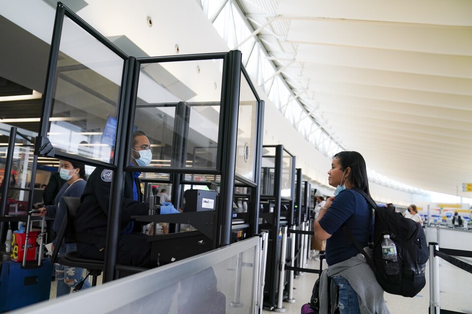 Glasväggar har satts upp på John F Kennedy-flygplatsen i New York för att hålla personal och resenärer åtskilda och begränsa spridningen av covid-19. Arkivbild.