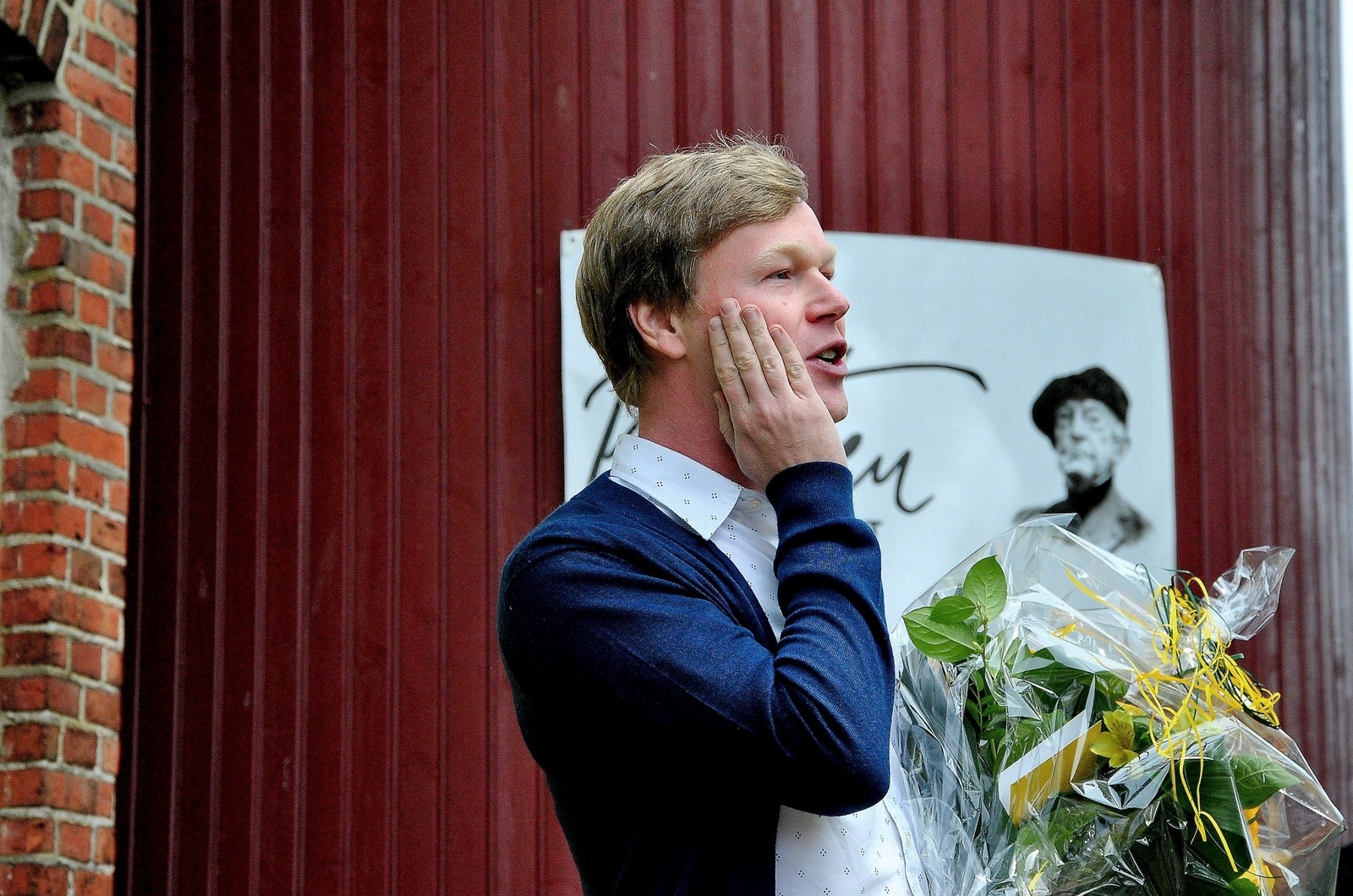 Komikern Johan Glans får årets Piratenpris. Tillkännagivandet gjordes som vanligt vid Pumphuset i Vollsjö. Foto: Caroline Stenbäck