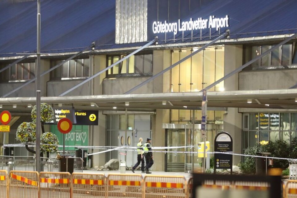 En del av avgångshallen på Landvetters flygplats utanför Göteborg har utrymts och spärrats av, sedan ett misstänkt föremål hittats.