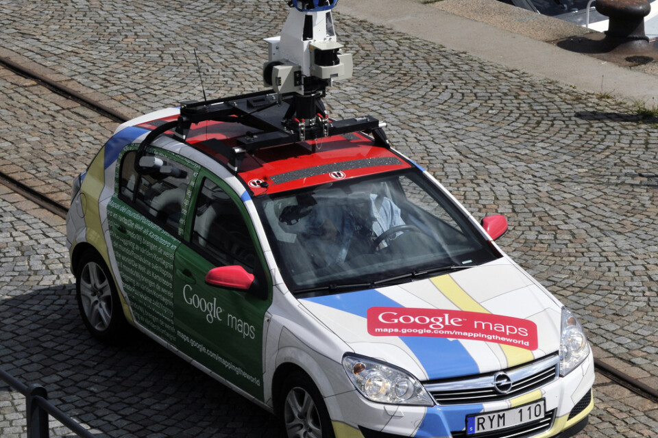 Kameraförsedd bil från Google fotograferar Stockholms gator. Nu ska konkurrenten Apple ta fram en motsvarighet till tjänsten genom att skicka ut egna bilar på svenska gator och vägar. Arkivbild.