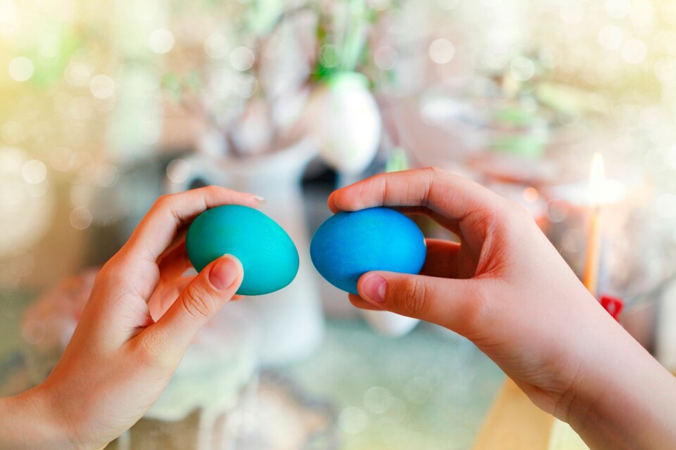 Börja påsken med att picka ägg. Den som har ett helt ägg kvar i slutet vinner.