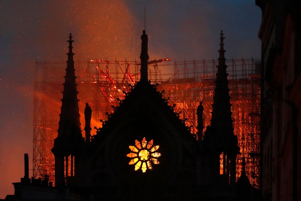 President Emmanuel Macron lovar att Notre Dame ska byggas upp igen. Han beskriver byggnaden som hela Frankrikes katedral, oavsett om man är troende eller ej.