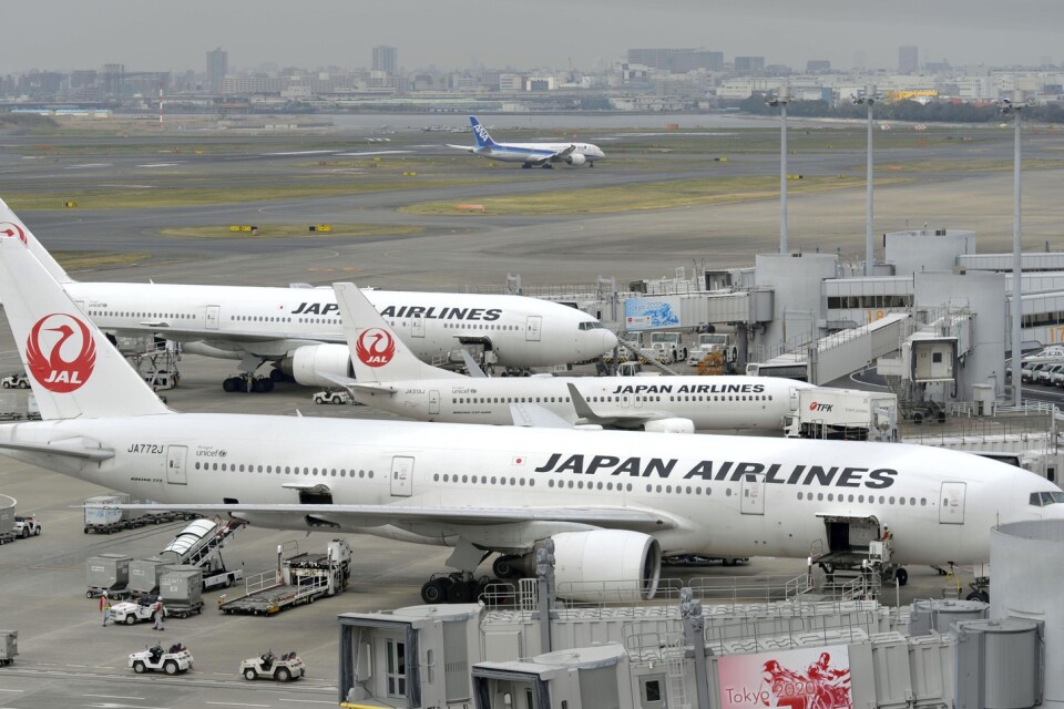 Tre flygplan tillhörandes Japan Airlines vid Haneda-flygplatsen i Tokyo. Arkivbild.