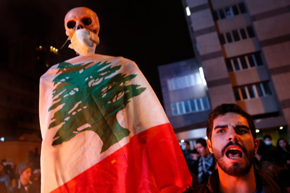 Läget är allvarligt i Libanon. Här ses en av alla som deltog i tisdagens demonstrationer i Beirut, protester riktade mot regimen.