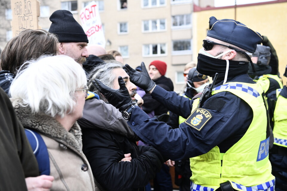 Polisen uppmanade demonstranterna att lämna torget på Södermalm i Stockholm.