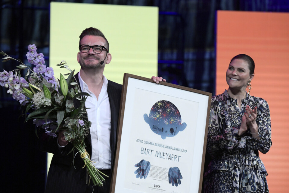Förra året gick Almapriset till den belgiske författaren Bart Moeyaert, här fotograferad med kronprinsessan Victoria vid prisutdelningen i Stockholm. Huruvida årets prisutdelning kan genomföras som planerat är i dag oklart. Arkivbild.