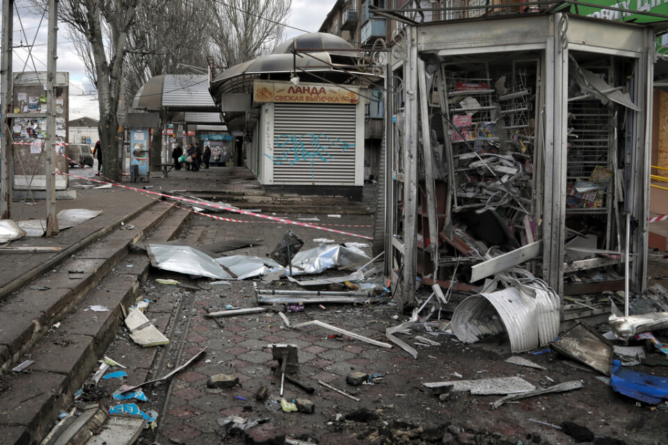 En förstörd kiosk efter en tidigare dödlig rysk attack mot Cherson i Ukraina i februari i år. Arkivbild.