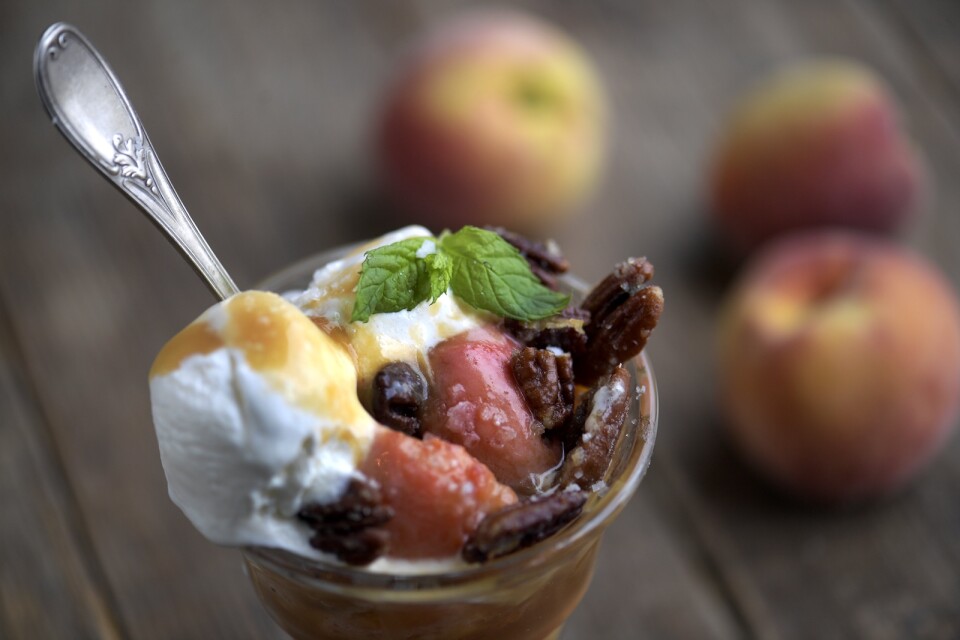 Grillade persikor med vaniljglass kan mycket väl vara sommarens godaste dessert.