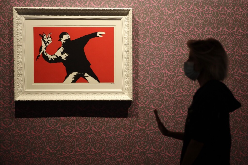 Motivet "Flower bomber" har blivit ett av Banksys mest kända. Arkivbild.