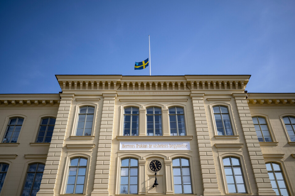 Flagga på halv stång på Latinskolan i Malmö den 22 mars, dagen efter att två lärare mördats av en elev. Arkivbild.