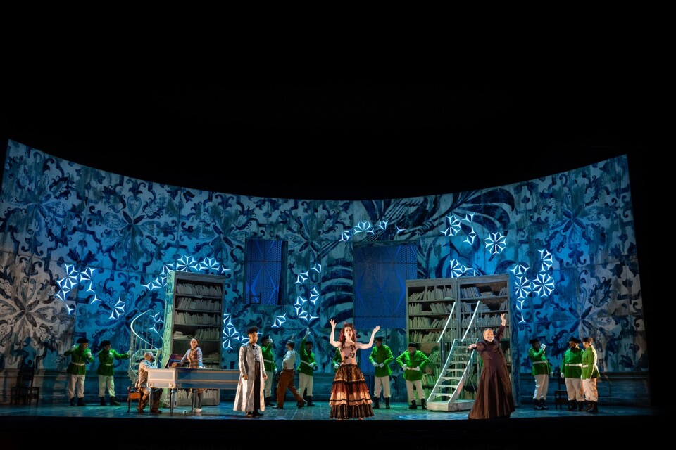 En scen Rossinis opera "Barberaren i Sevilla", som hade sin premiär på Malmö Opera i lördags, 12 februari.