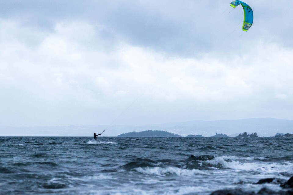 En kite-surfare i Oslofjorden passade under onsdagen på att utnyttja den kraftiga vinden som följde med lågtrycket som nu närmar sig svenska kusten.