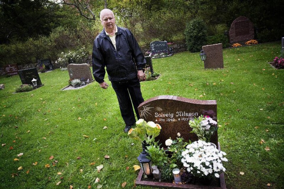 När Stig Nilsson besökte sin frus grav upptäckte han att någon har stulit en värdefull duva från gravstenen.