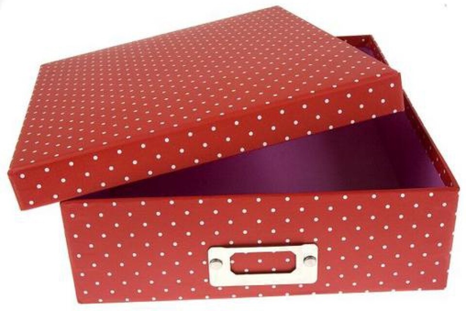 Röd låda med vita prickar funkar fint för både papper och småsaker. 55 kronor på Åhlens.