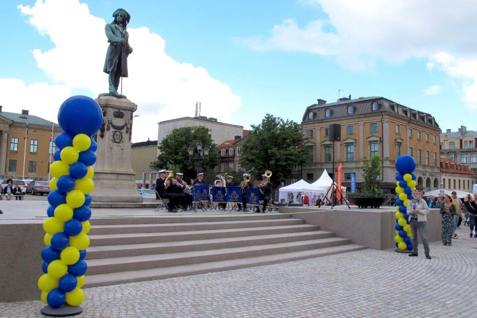 När planteringen runt statyn av Karl XI på Stortorget i Karlskrona togs bort och ersattes med stentrappor var det en hel del karlskronabor som gick i taket. Nu efteråt har kritiken tystnat.