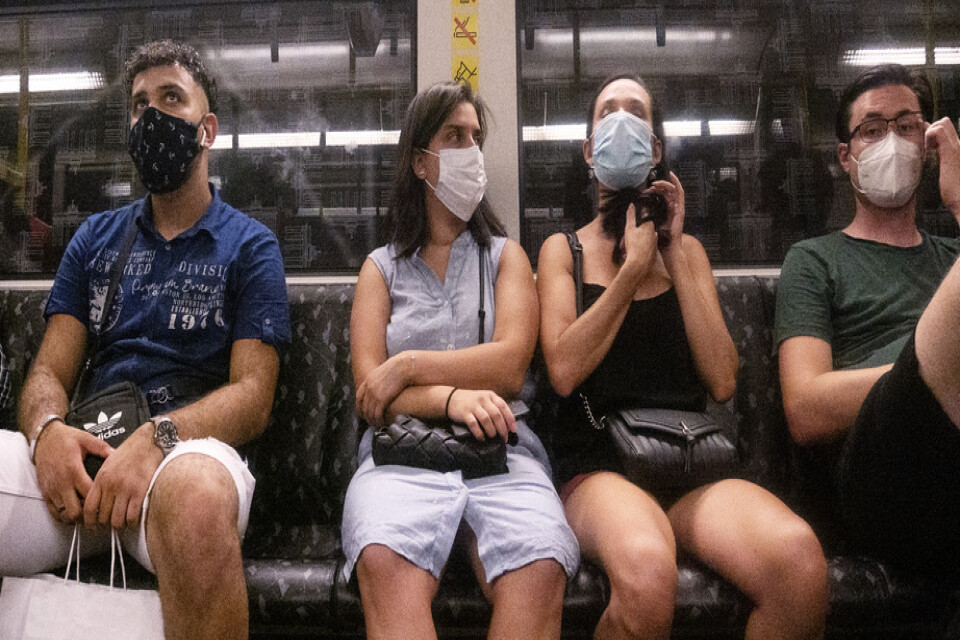 Passagerare med munskydd i Berlins tunnelbana. Arkivbild