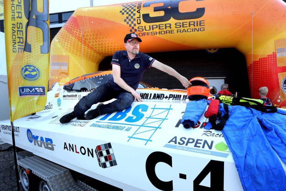 Mikael Gustafsson från Oskarshamn tävlar i den tuffaste klassen i offshore-racingens superserie.