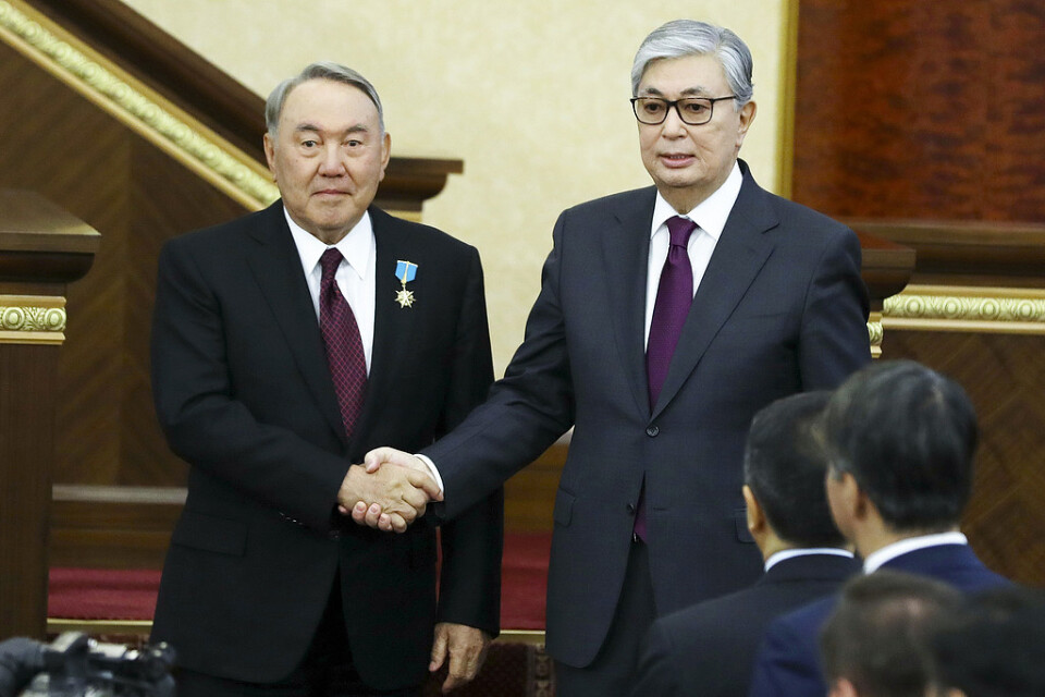Kazakstans tillfällige president Kasym-Zjomart Tokajev, till höger, har den tidigare presidenten Nursultan Nazarbajevs stöd i presidentvalet om några veckor. Arkivbild.