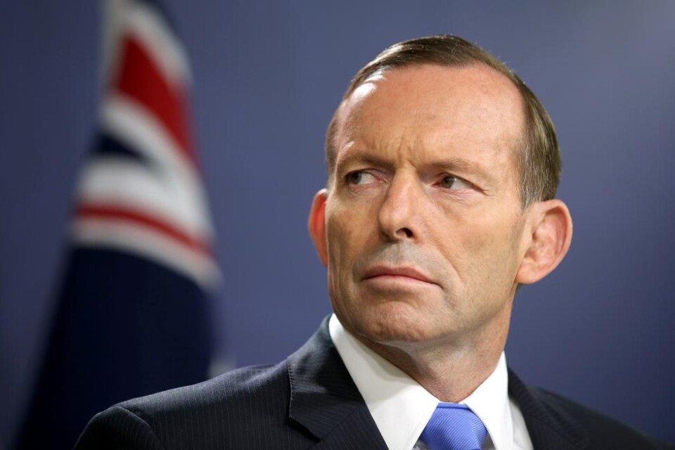 Australiens premiärminister Tony Abbott slår ifrån sig kritiken av landets flyktingpolitik och säger att Australien tröttnat på att \"läxas upp\" av FN. En ny rapport som är i färd att lämnas in till FN:s råd för mänskliga rättigheter redogör för hur Aus