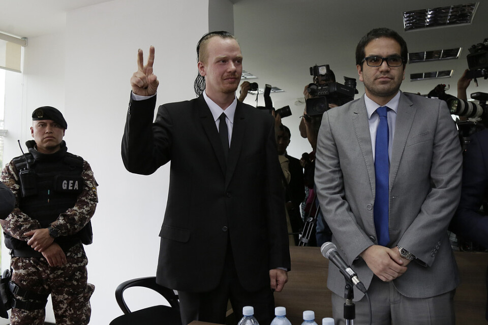 Ola Bini gör segertecknet på väg in i en domstol i Quito i början av maj.