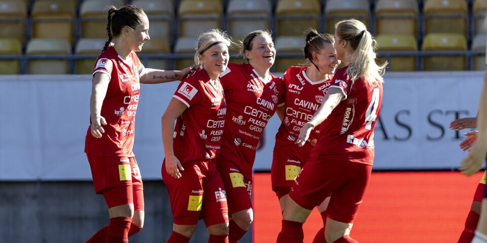 Bergdalen och Älvsjö möttes även i den andra omgången. Då vann Bergdalen med 2–0. Här är det Milla Gustavsson, Lova Sternfeldt, Sara Lindén, Hanna Gunnarsson och Katrin Jonsson som firar Lindéns 2–0-mål.