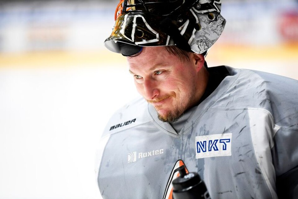 Johan Holmqvist tar en paus i måndagsträningen.