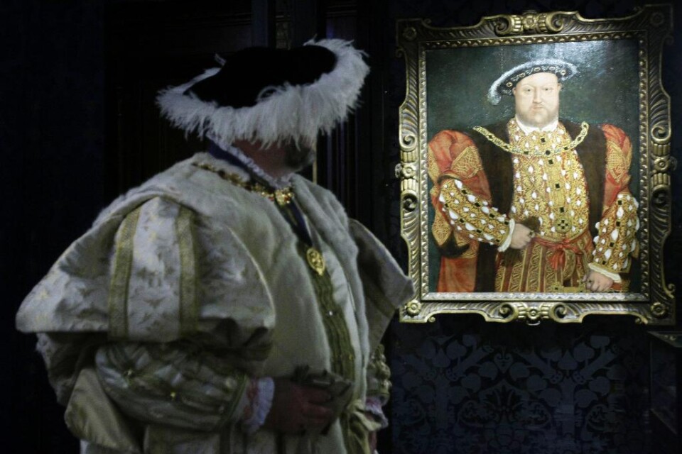 Nu säljer ägarna till slottet Castle Howard i England delar av sin konstsamling. Slottet är känt som Brideshead i tv-serien \"Brideshead revisited\". Bland verken som säljs av auktionshuset Sotheby's i London finns ett porträtt av Henrik VIII, daterat 15