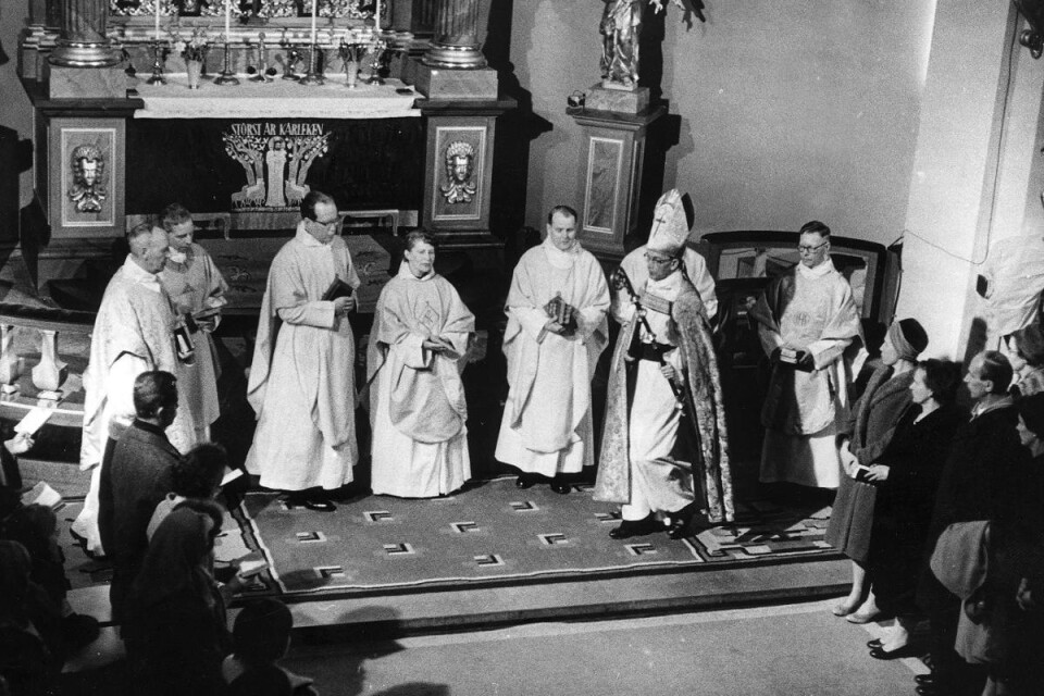 Diakonissan Ingrid Persson vigs till präst som en av de första kvinliga prästerna i Sverige. Invigningsceremonin hölls i Härnösands Domkyrka.Foto: SCANPIX SWEDEN Foto: Pressens Bild