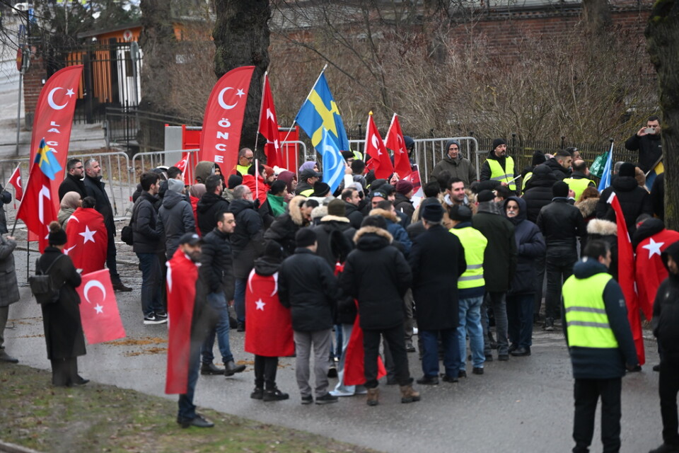 En pro-turkisk organisation demonstrerar utanför Turkiets ambassad i samband med extremistens Rasmus Paludans koranbränning. Arkivbild.