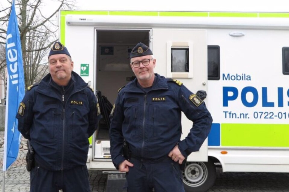 Göran Svensson och Anders Greger brukar rulla in med poliskontoret i Ronneby varje torsdag. Nu görs ett uppehåll på grund av coronapandemin.