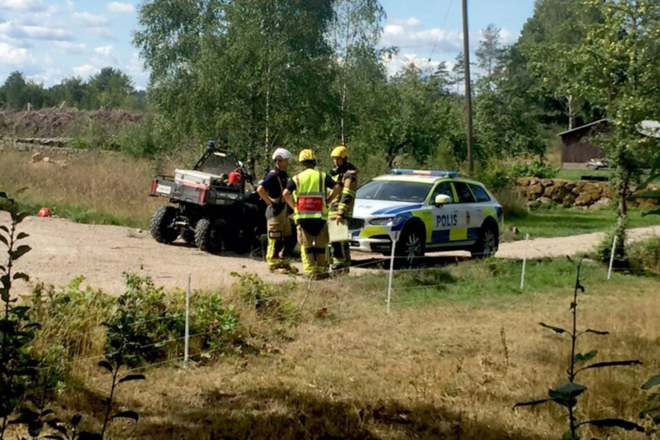 Brandmän vid avspärrningarna vid Möljneryd utanför Ronneby, där ett Jas Gripen flygplan kraschade under förmiddagen.