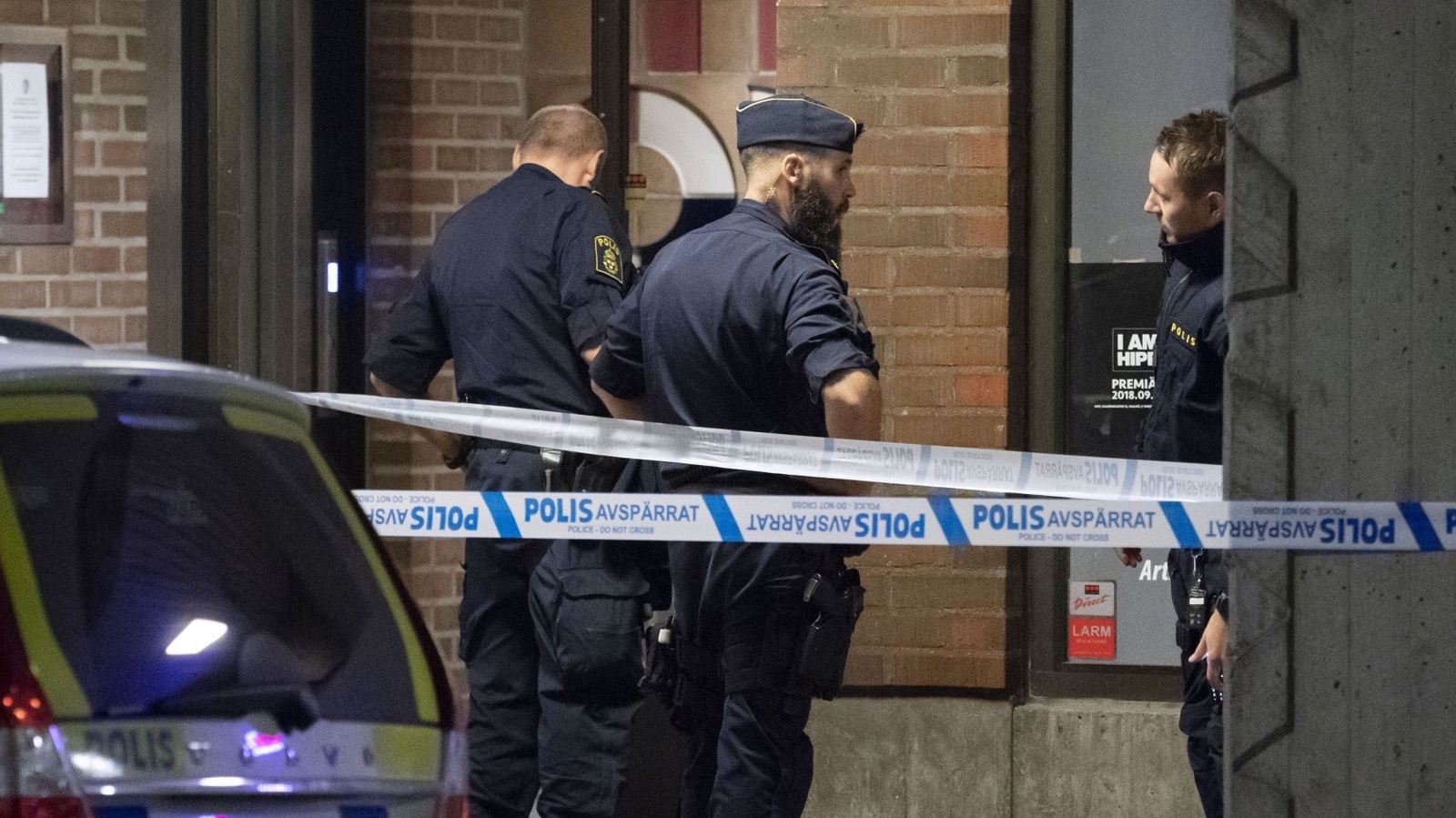 Polis och avspärrningar på Mäster Nilsgatan i Malmö efter en detonation i ett trapphus natten till söndagen. Det är oklart vad som detonerat. 
Foto: Johan Nilsson / TT / Kod 50090