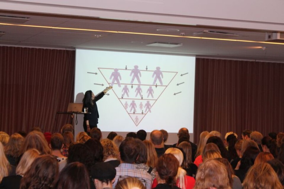 Eman Hussein från kvinnojouren Somaya gjorde ett starkt intryck på de runt 300 i Borås som deltog i fredagens seminarium om hedersförtryck. Bilden visar hur den lilla flickan befinner sig längst ner i den omvända pyramiden i ett kollektivistiskt system. Foto: Lars Näslund.