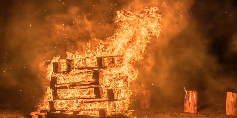 Genrebild: Brand i en hög med lastpallar.