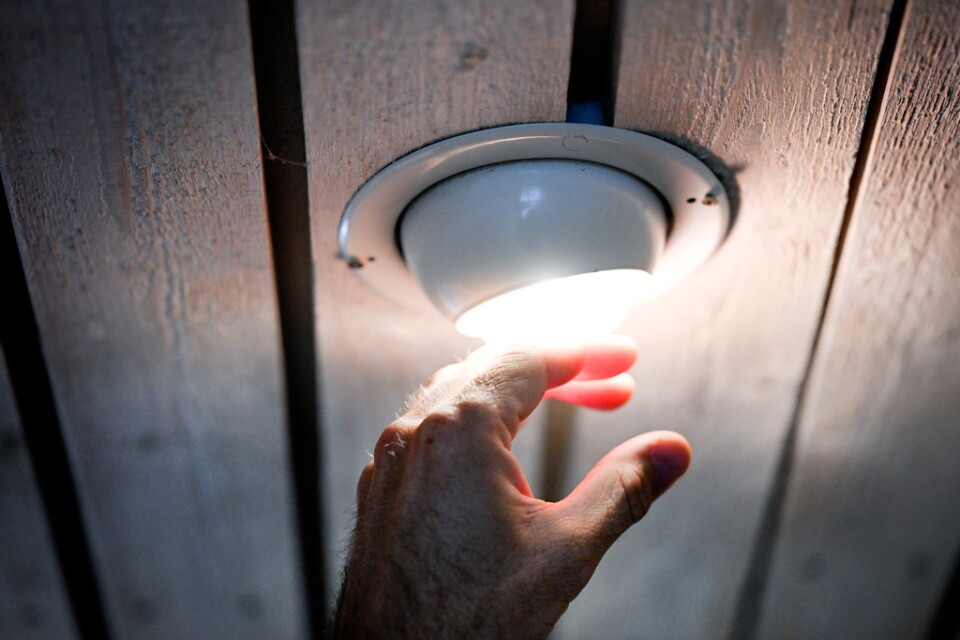 Om en lampa känns varm så drar den också mer energi, säger energirådgivaren Ted Lundberg.