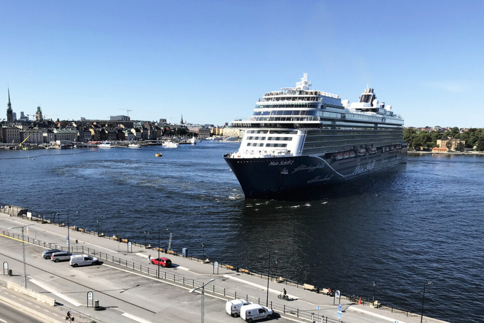 Tuis fartyg Mein Schiff var i måndags ute på "scenic view" med en timmes stopp i Stockholm. Under fredagen kom fartyget Europa 2 in – men stannade inte, utan vände om.