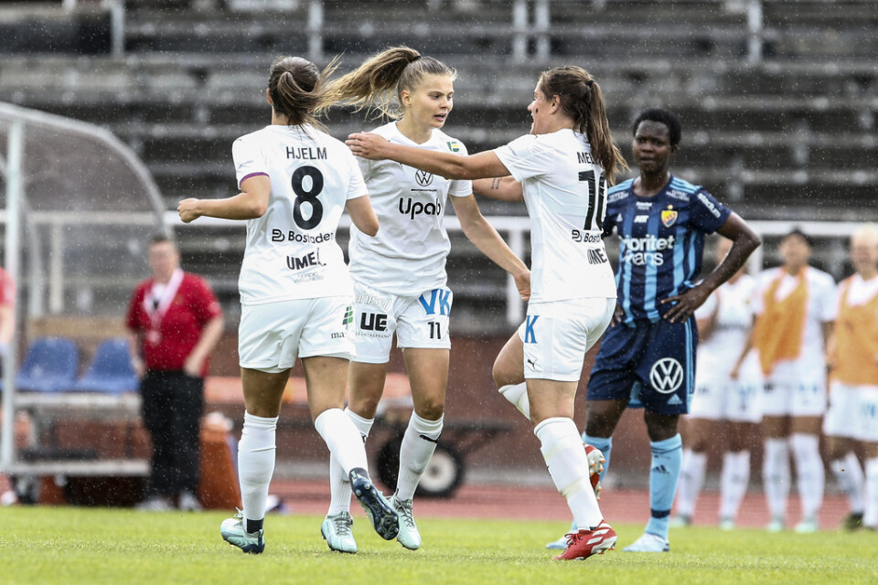 Umeås Therese Simonsson (mitten) kramas om efter 1-1-målet.