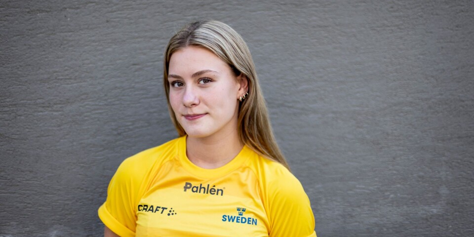 Sofia Åstedt kom direkt hem från VM i Budapest för att simma SM i Linköping. 18-åringen har inlett lysande med två JSM-guld.
