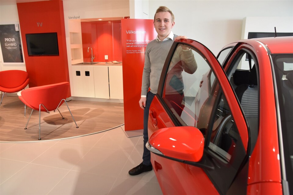 Det är sprakande rött hos Toyotaförsäljaren Gustaf Olsson, som efter en tid i Ystad nu har ansvaret för bilförsäljningen i Simrishamn.