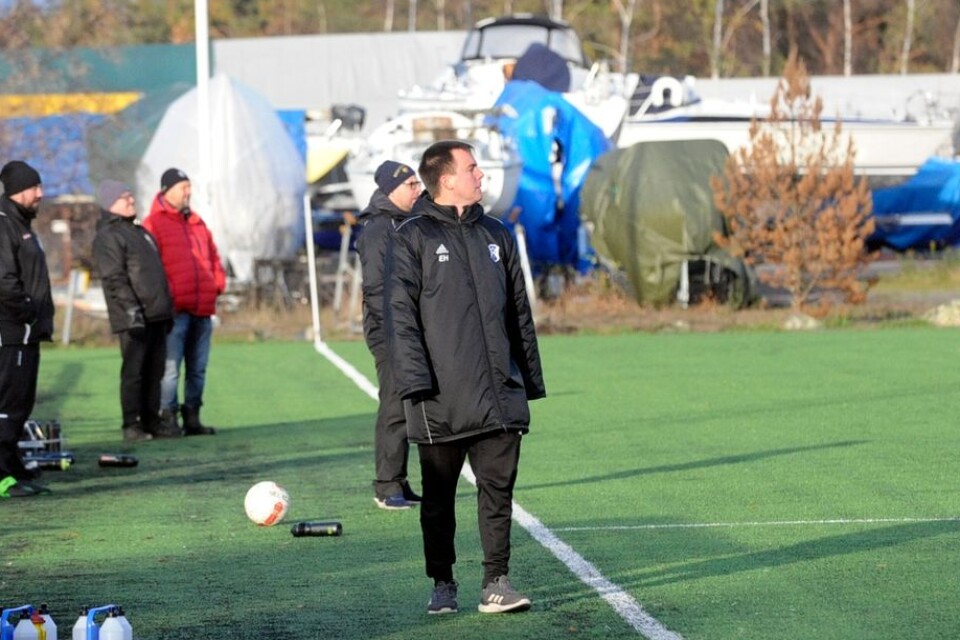 Mörbylånga-tränaren Emil Halldin har klarat av sitt debutår på Mörby-bänken. Det är osäkert om det blir ett till.