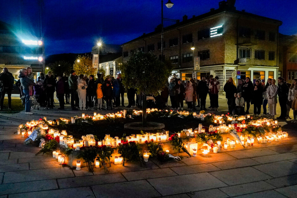 Blommor och tända ljus för offren i Kongsberg.