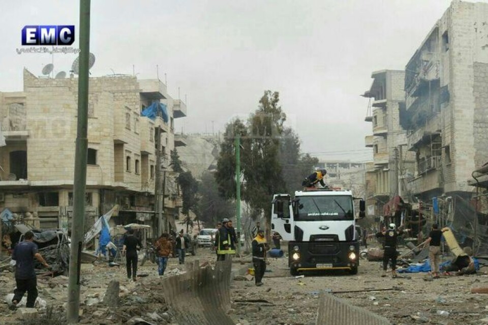 SOHR rapporterar att fem civila behandlas för andningsproblem efter en regimattack i staden Saraqeb. Arkivbild.