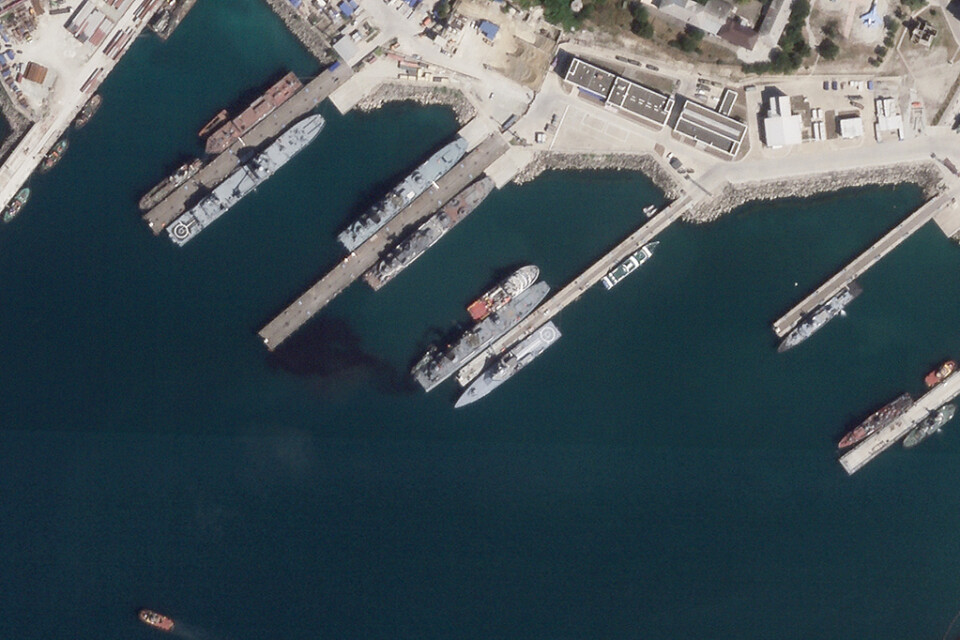 Satellitbild som ska visa det skadade fartyget Olenegorskyj Gornjak i hamnen i Novorossijsk i södra Ryssland i fredags.