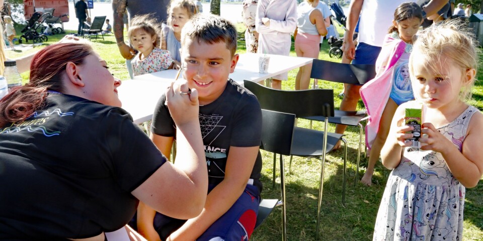Jonas Barros, åtta, och hans lillasyster Emilia passade på att få ansiktsmålningar under sitt besök på U-waves i Ulricaparken. Jonas valde en spindel som motiv, vilken målades på hans kind av ansiktsmålaren Ebba Lange.